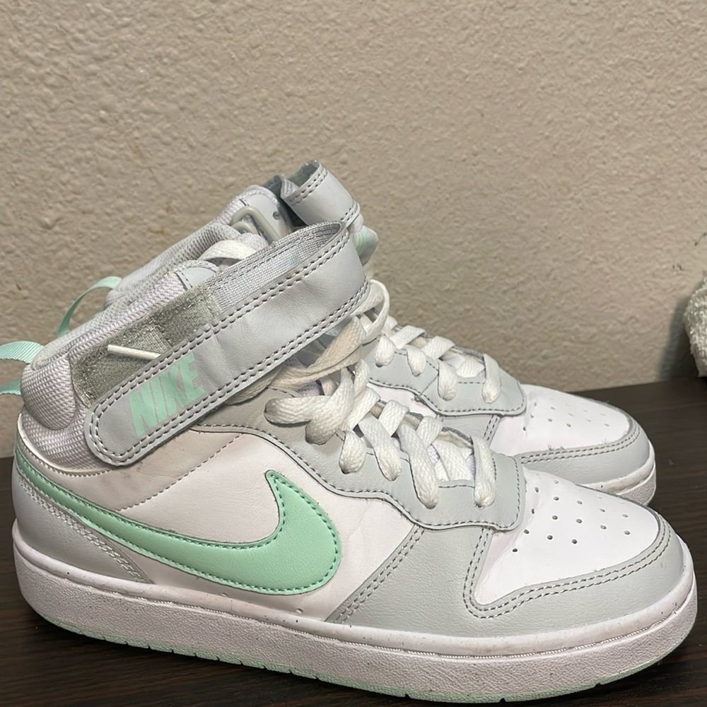 Youth shoes size  5